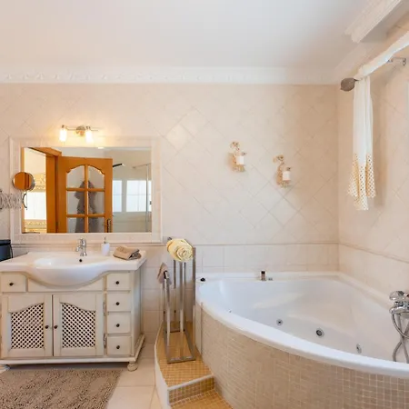 Private Luxury With Jacuzzi, Beach Bar, Pool 아데제