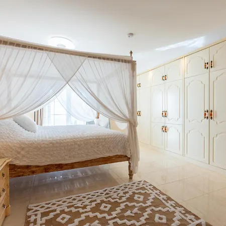 Private Luxury With Jacuzzi, Beach Bar, Pool * 아데제